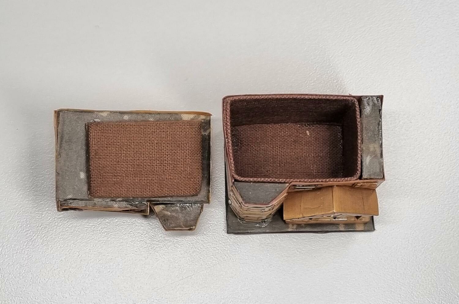 Miniatyrhus, minihus i trä/papp. Öppningsbart (hus nr 171)