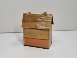 Miniatyrhus, minihus i trä/papp. Öppningsbart (hus nr 172)