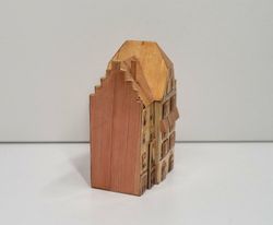 Miniatyrhus, minihus i trä/papp. Öppningsbart (hus nr 173)