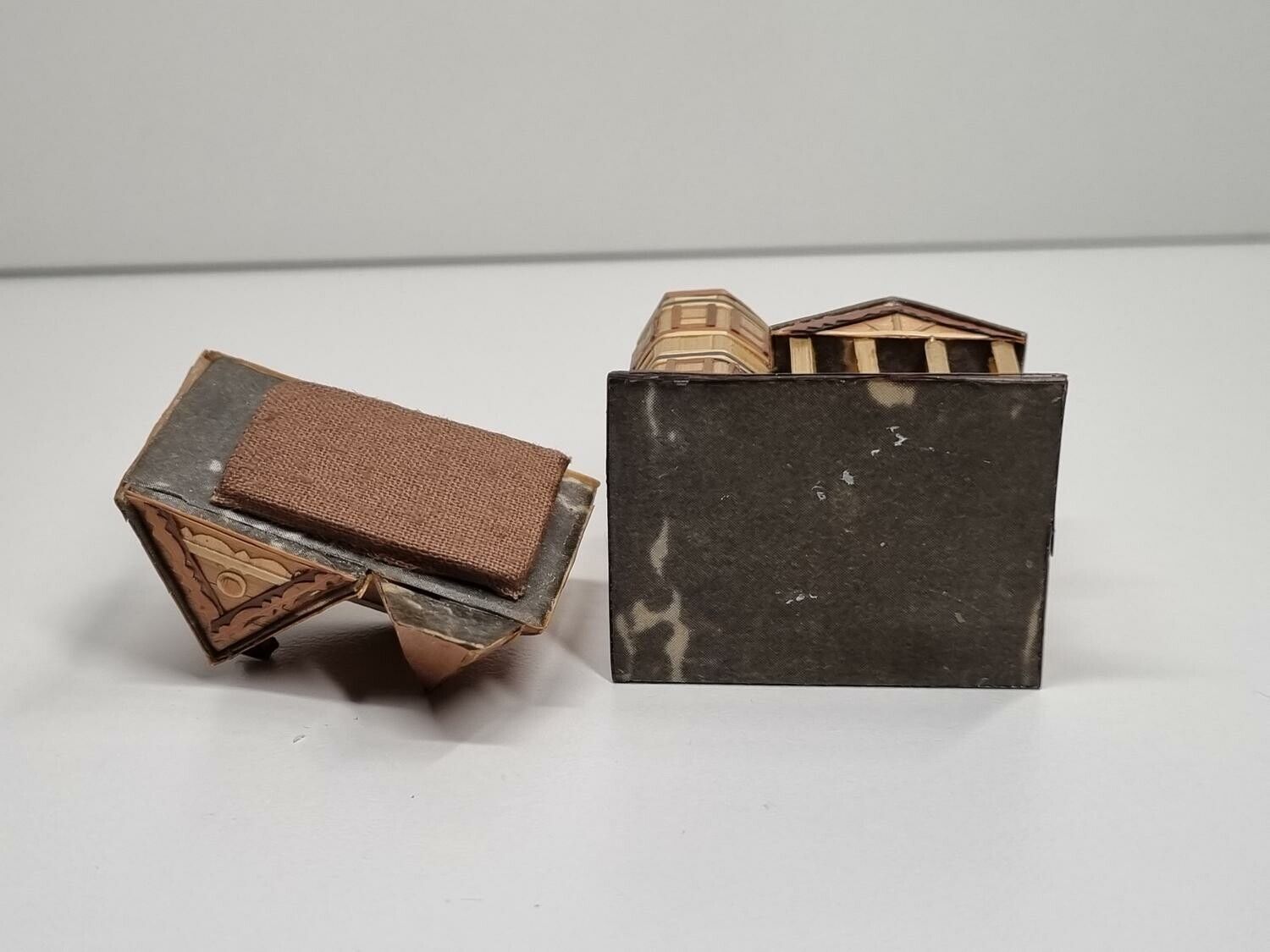 Miniatyrhus, minihus i trä/papp. Öppningsbart (hus nr 171)