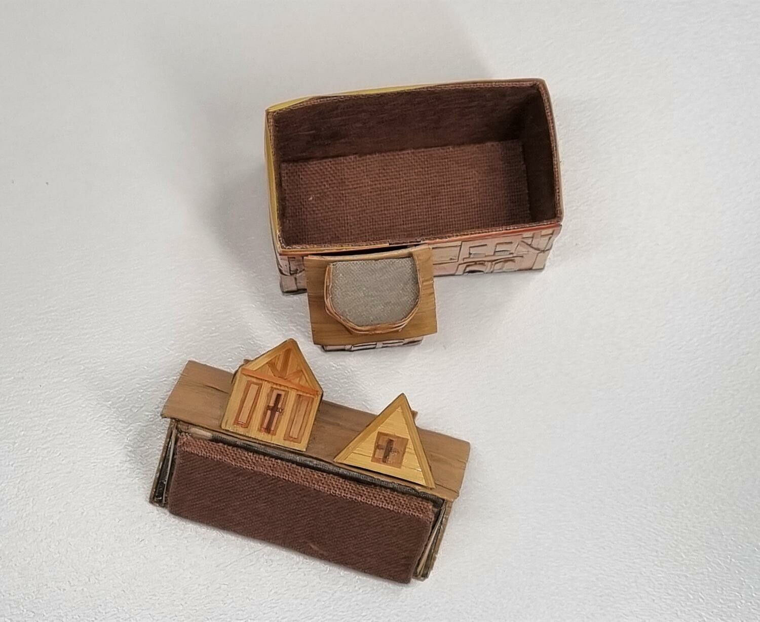 Miniatyrhus, minihus i trä/papp. Öppningsbart (hus nr 172)