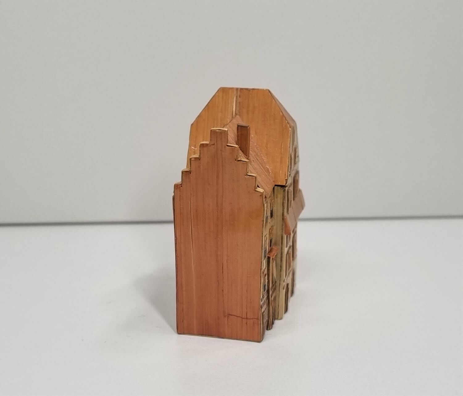Miniatyrhus, minihus i trä/papp (hus nr 170)
