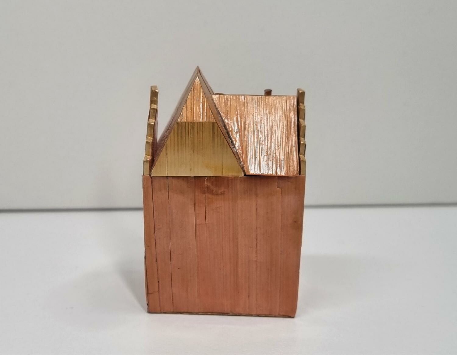 Miniatyrhus, minihus i trä/papp. Öppningsbart (hus nr 173)