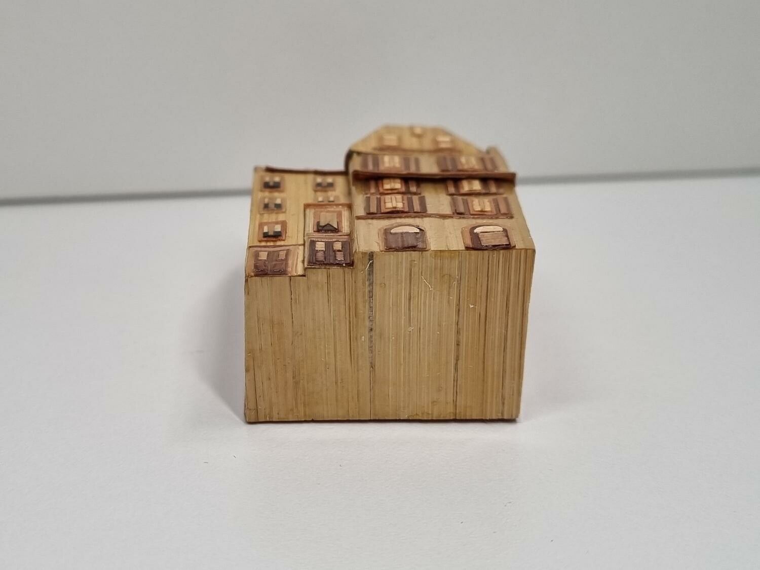 Miniatyrhus, minihus i trä/papp. Öppningsbart (hus nr 173)
