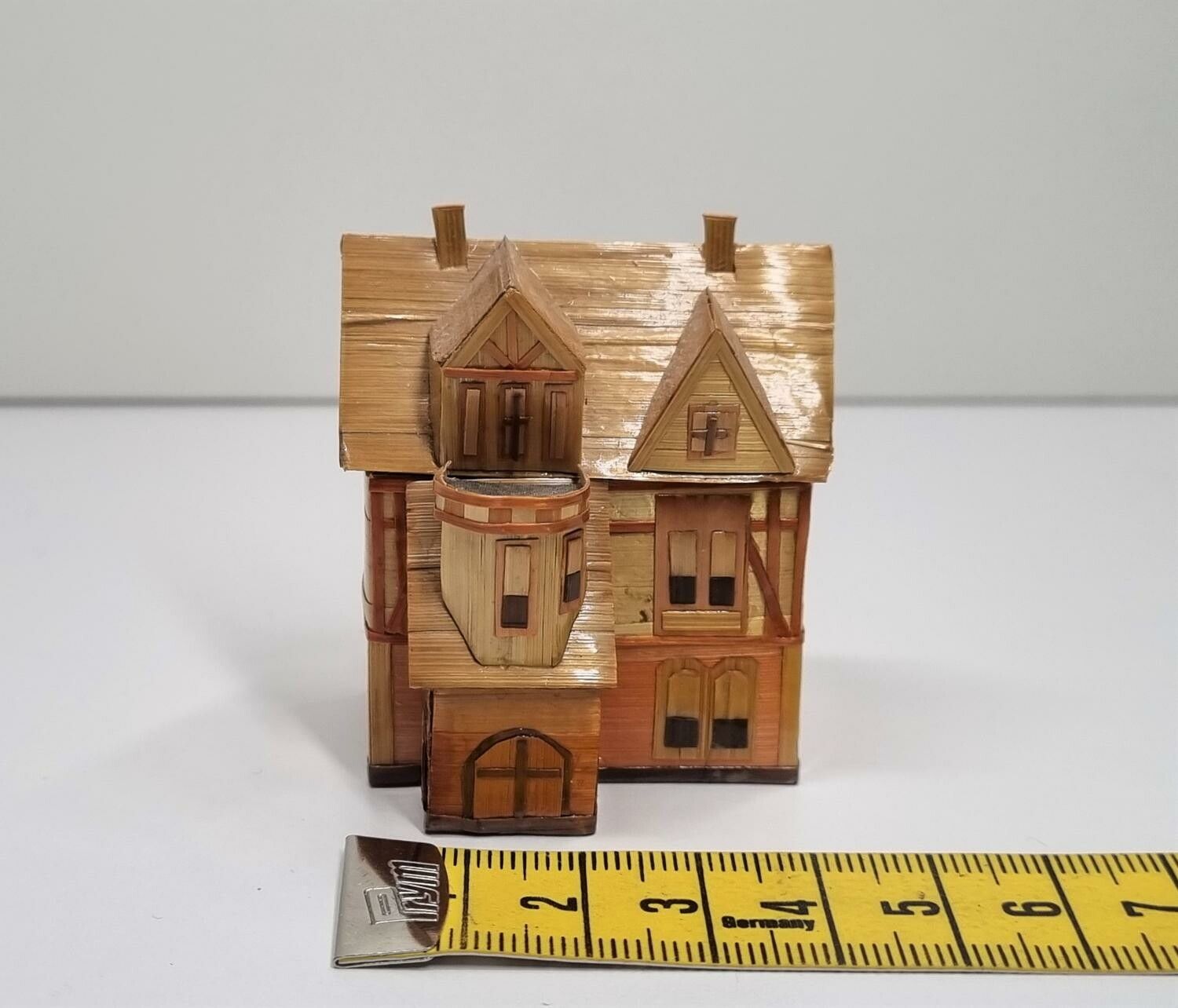 Miniatyrhus, minihus i trä/papp. Öppningsbart (hus nr 172)