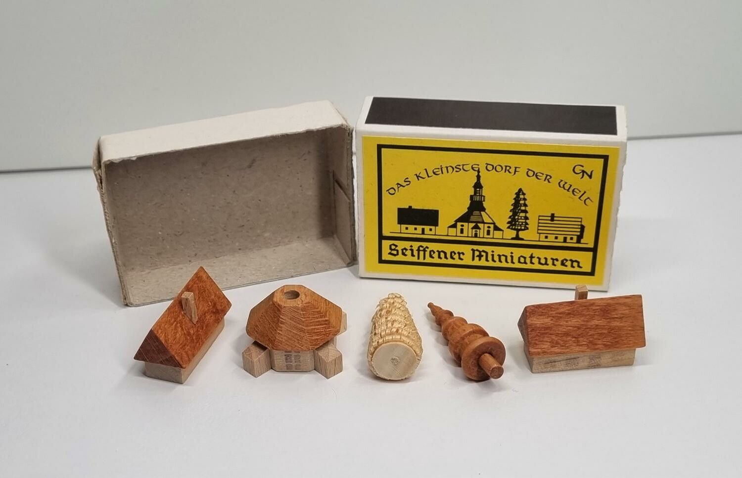 Miniatyrhus, minihus i tändsticksask. Seiffener miniaturen (hus nr 180)