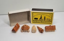 Miniatyrhus, minihus i tändsticksask. Seiffener miniaturen (hus nr 180)