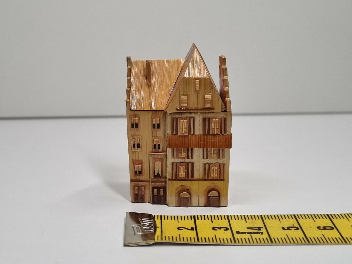 Miniatyrhus, minihus i trä/papp. Öppningsbart (hus nr 173)