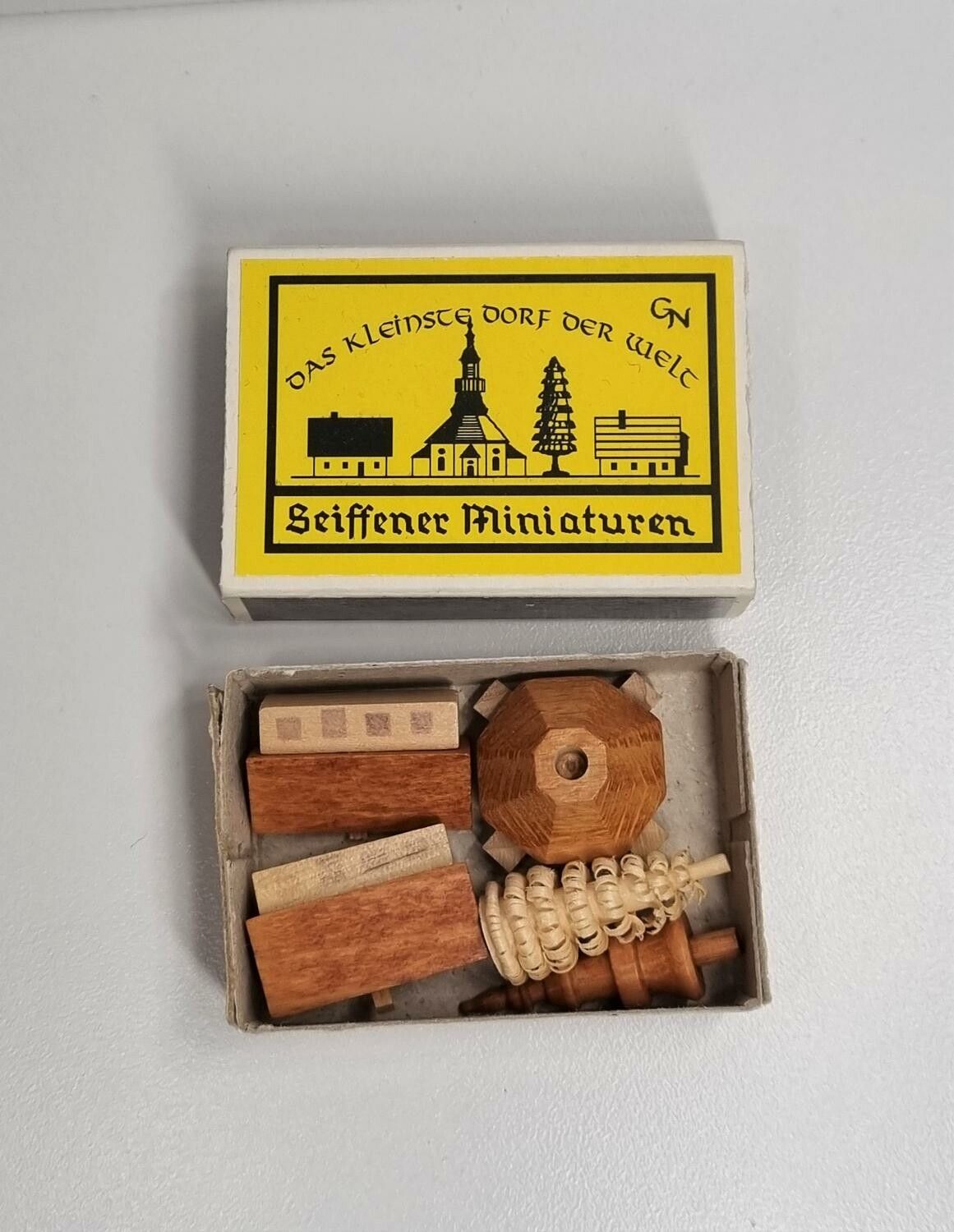 Miniatyrhus, minihus i tändsticksask. Seiffener miniaturen (hus nr 180)
