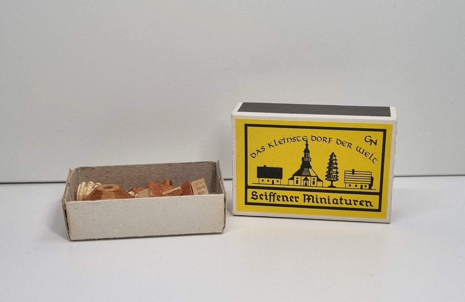 Miniatyrhus, minihus i tändsticksask. Seiffener miniaturen (hus nr 180)