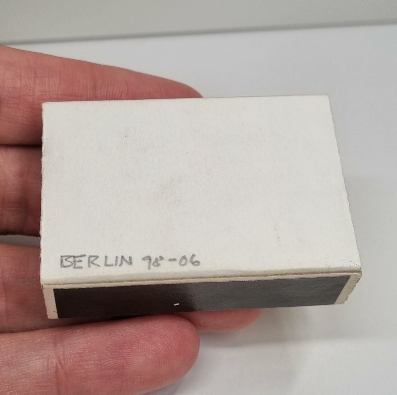 Miniatyrhus, minihus i tändsticksask. Seiffener miniaturen (hus nr 180)