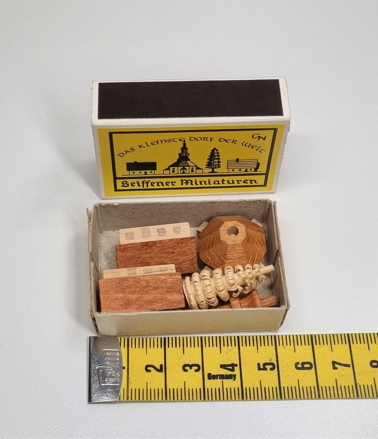 Miniatyrhus, minihus i tändsticksask. Seiffener miniaturen (hus nr 180)
