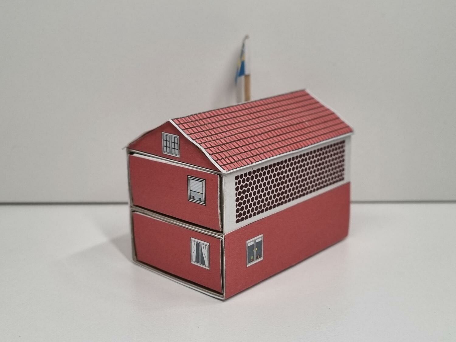 Miniatyrhus, minihus - Tändstickshus med tom förpackning (hus nr 179)