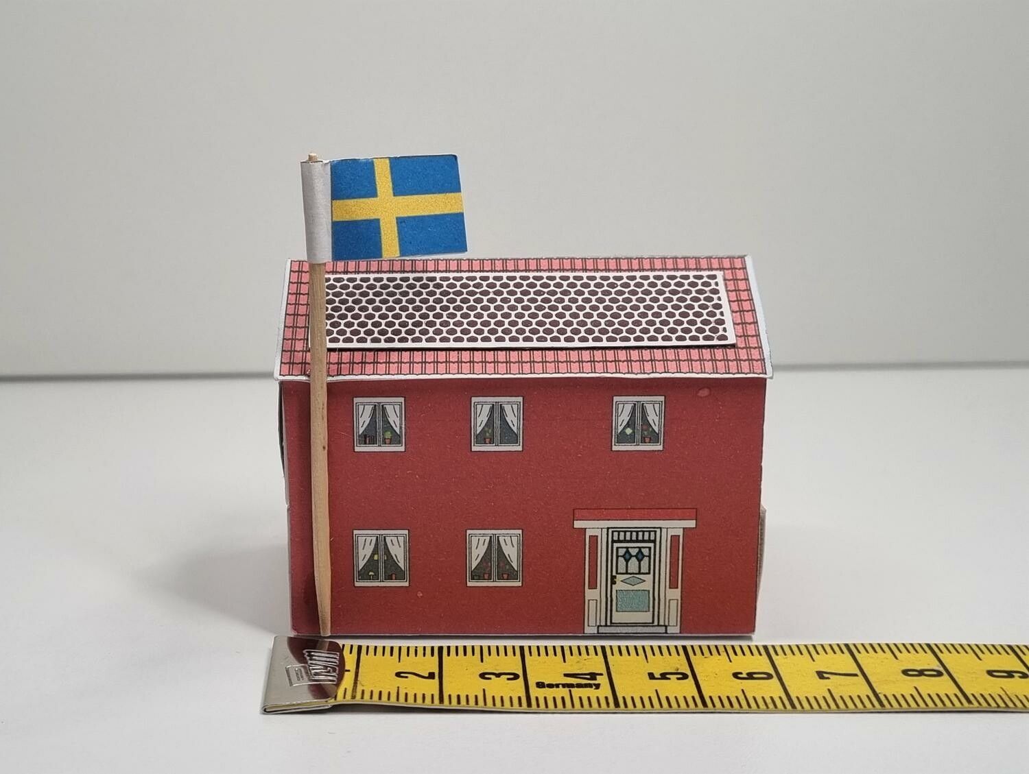 Miniatyrhus, minihus - Tändstickshus med tom förpackning (hus nr 179)