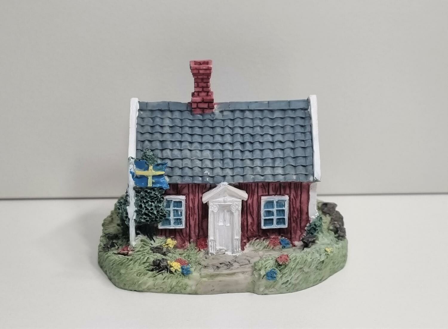 Miniatyrhus, minihus med svensk flagga (hus nr 3)