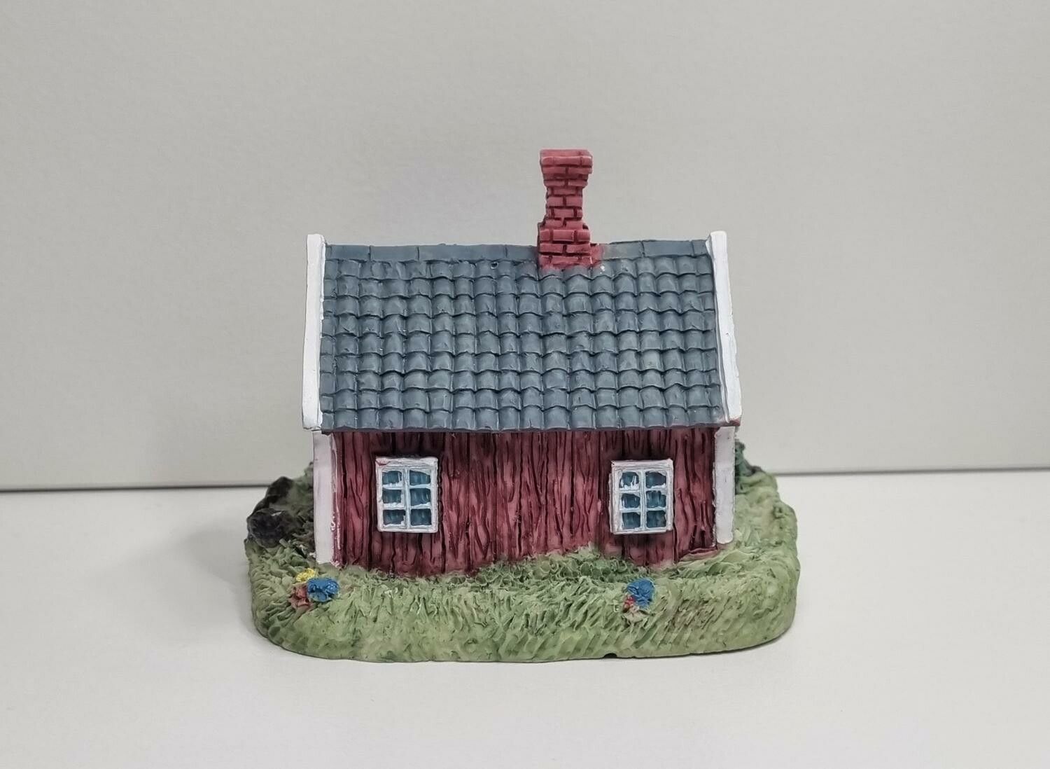 Miniatyrhus, minihus med svensk flagga (hus nr 3)