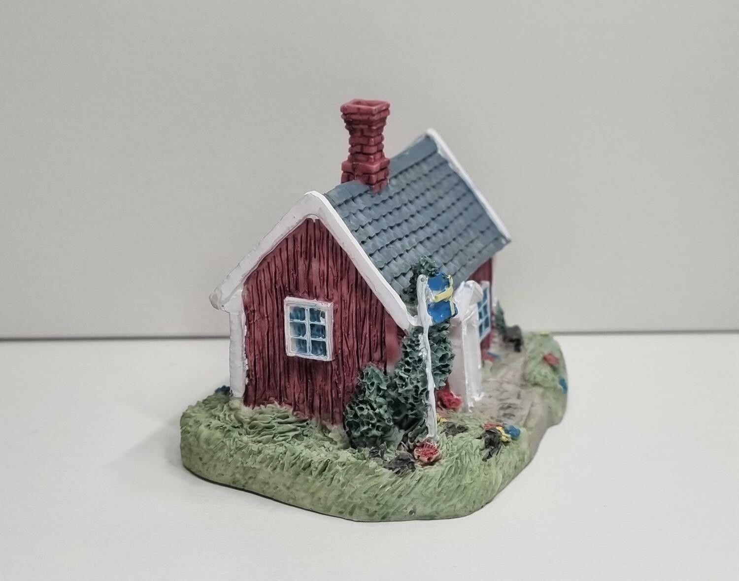 Miniatyrhus, minihus med svensk flagga (hus nr 3)