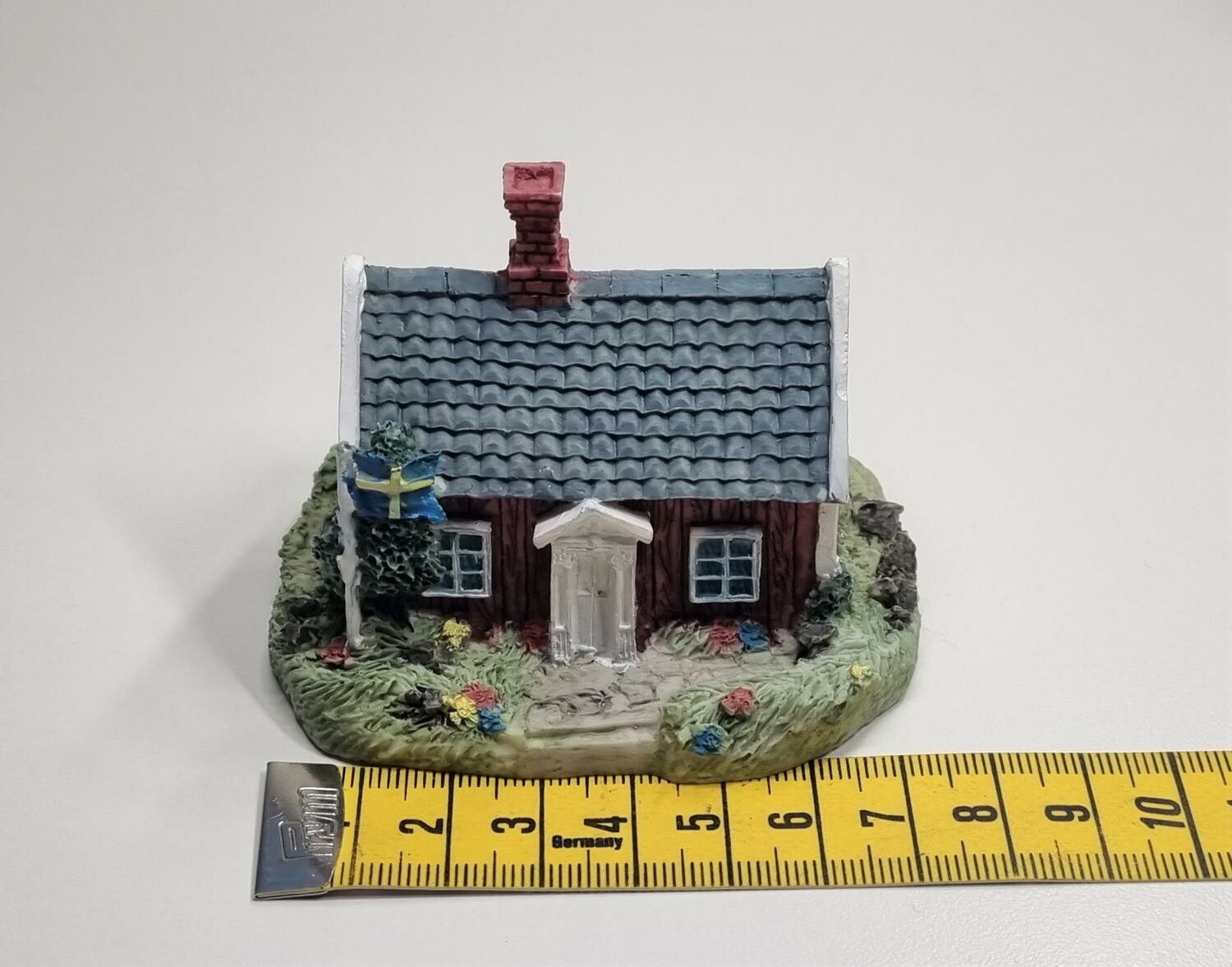 Miniatyrhus, minihus med svensk flagga (hus nr 3)