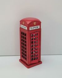Pennvässare i form av en telefonkiosk