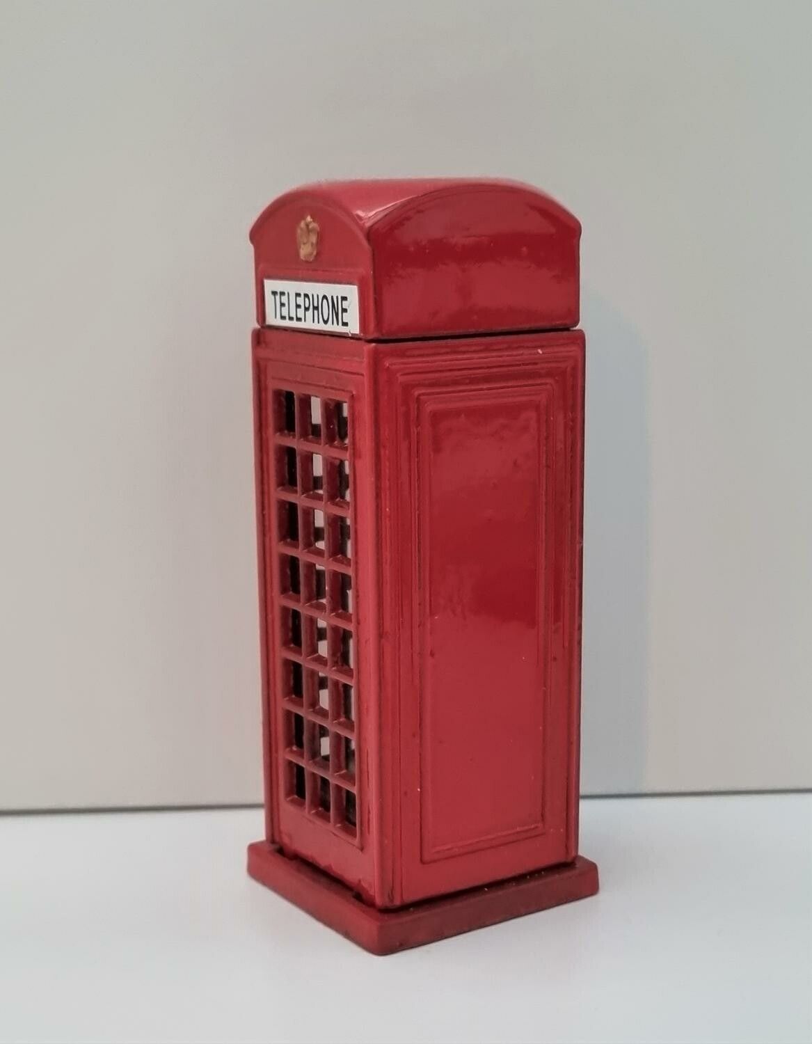 Pennvässare i form av en telefonkiosk