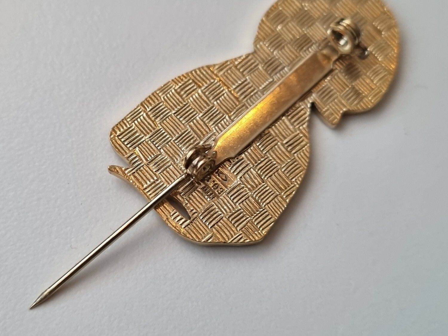 Pin / Brosch Mus, Stämpel: Fish HSB93