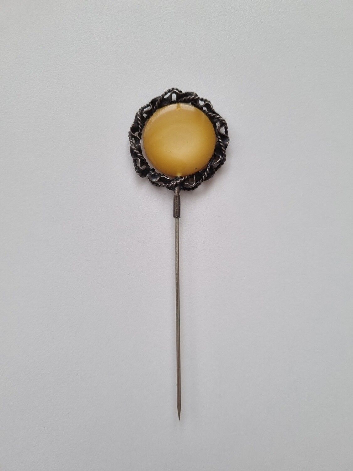 Pin / nålmärke med sten