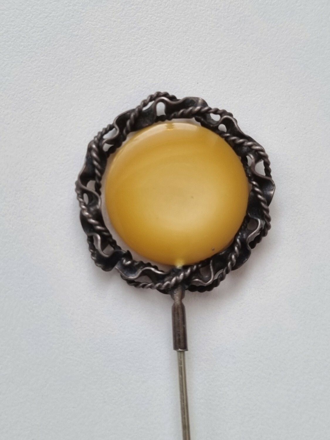 Pin / nålmärke med sten