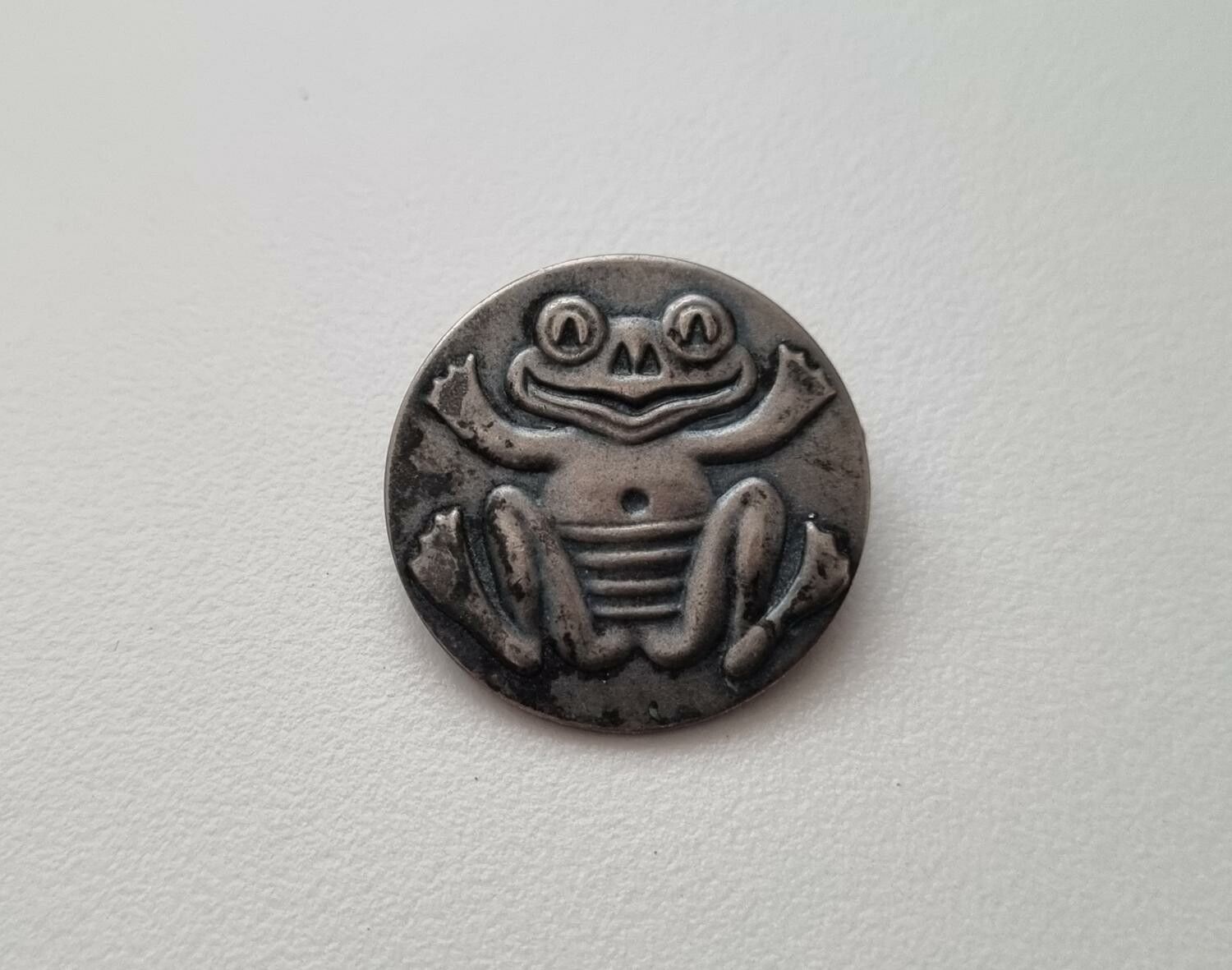 Simmärke Silvergrodan. Pin / nålmärke
