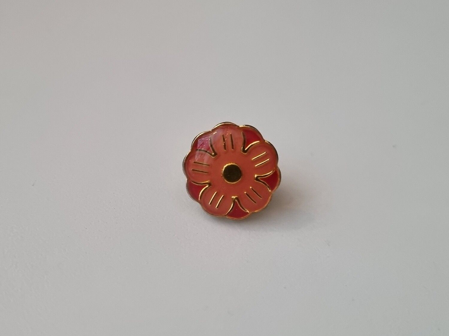Pin röd blomma