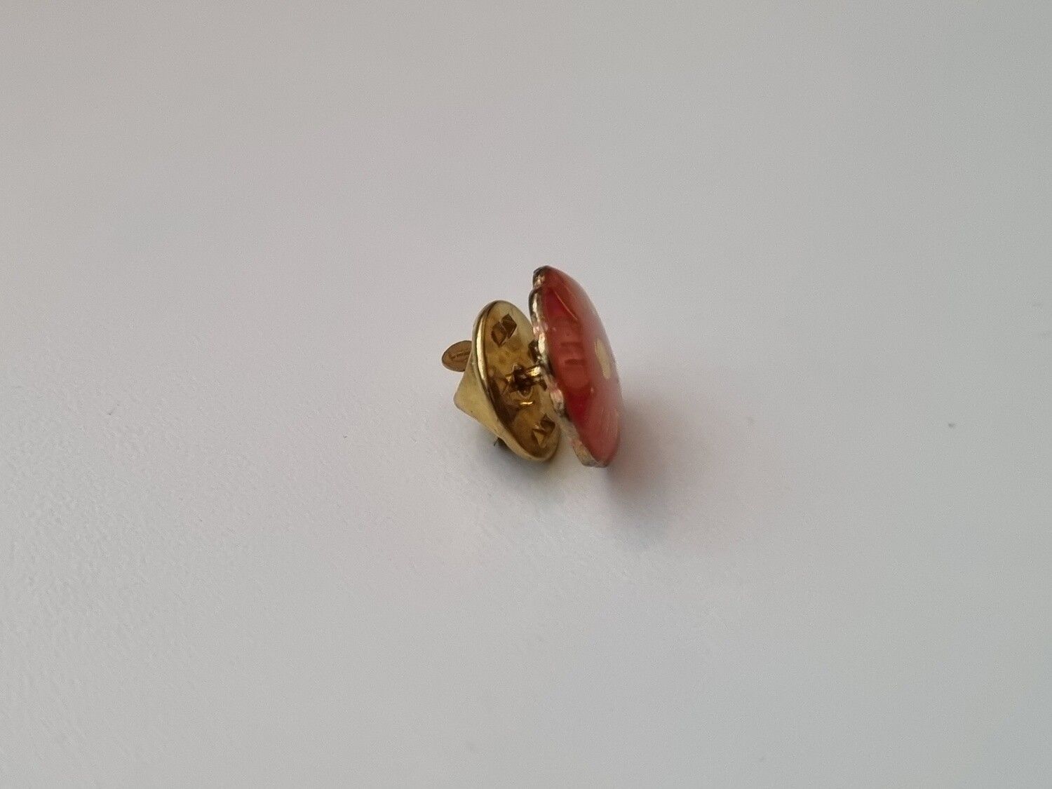 Pin röd blomma