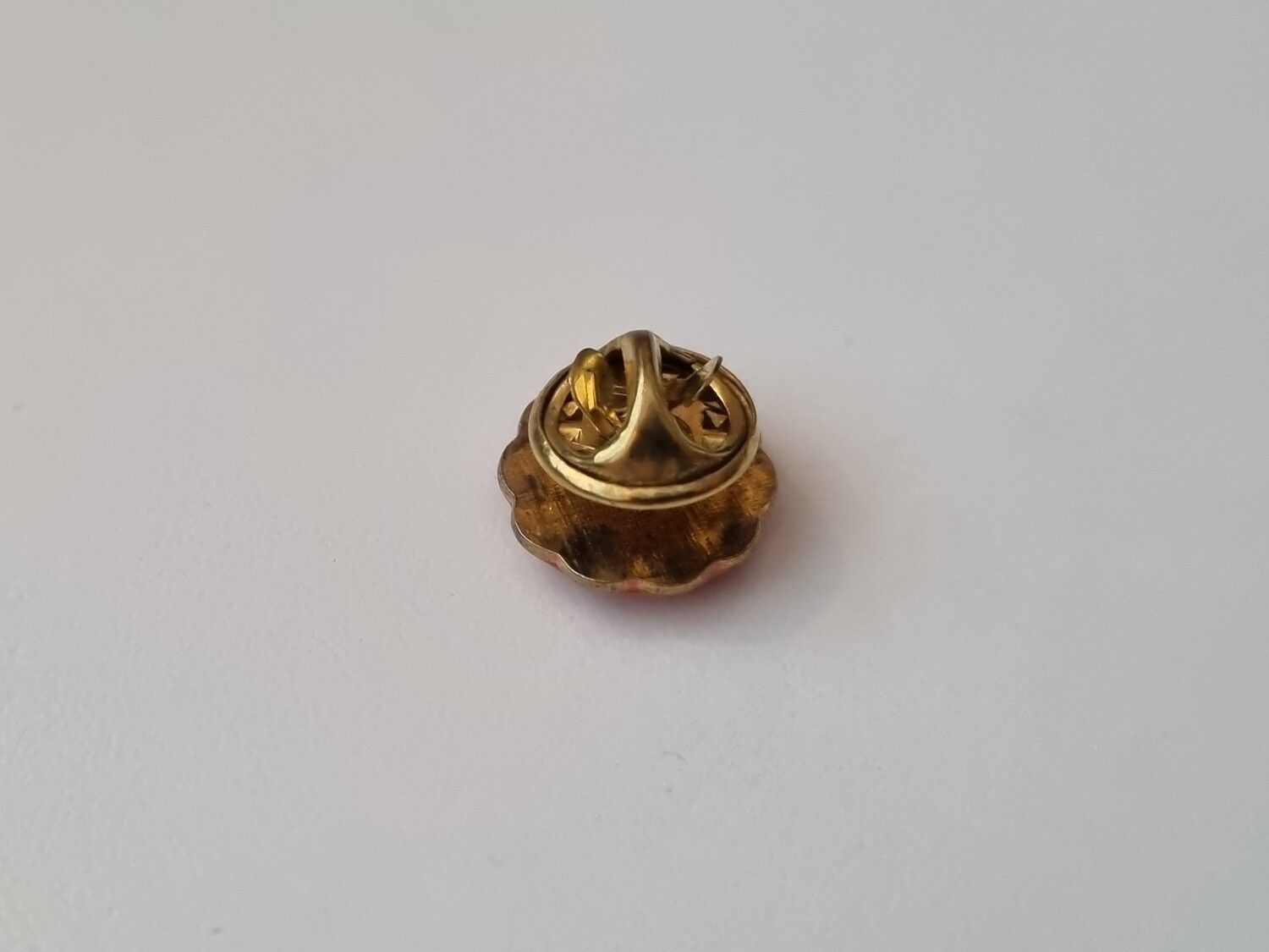 Pin röd blomma