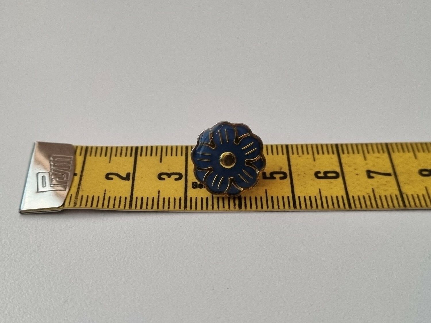 Pin blå blomma