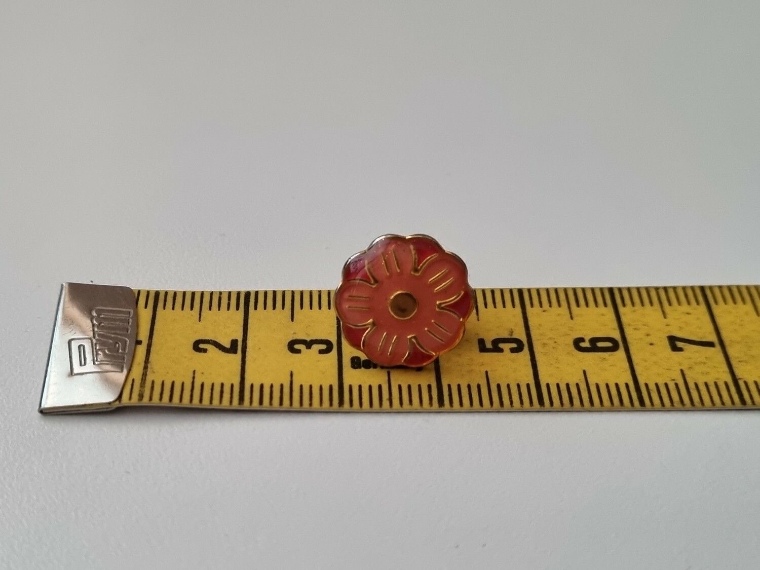 Pin röd blomma