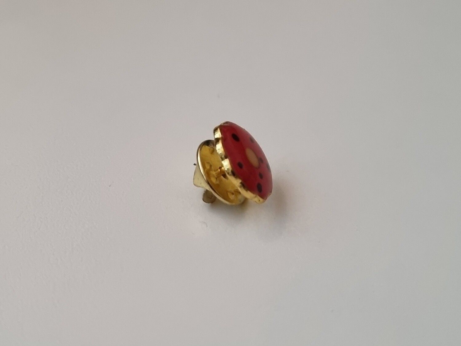 Pin röd blomma