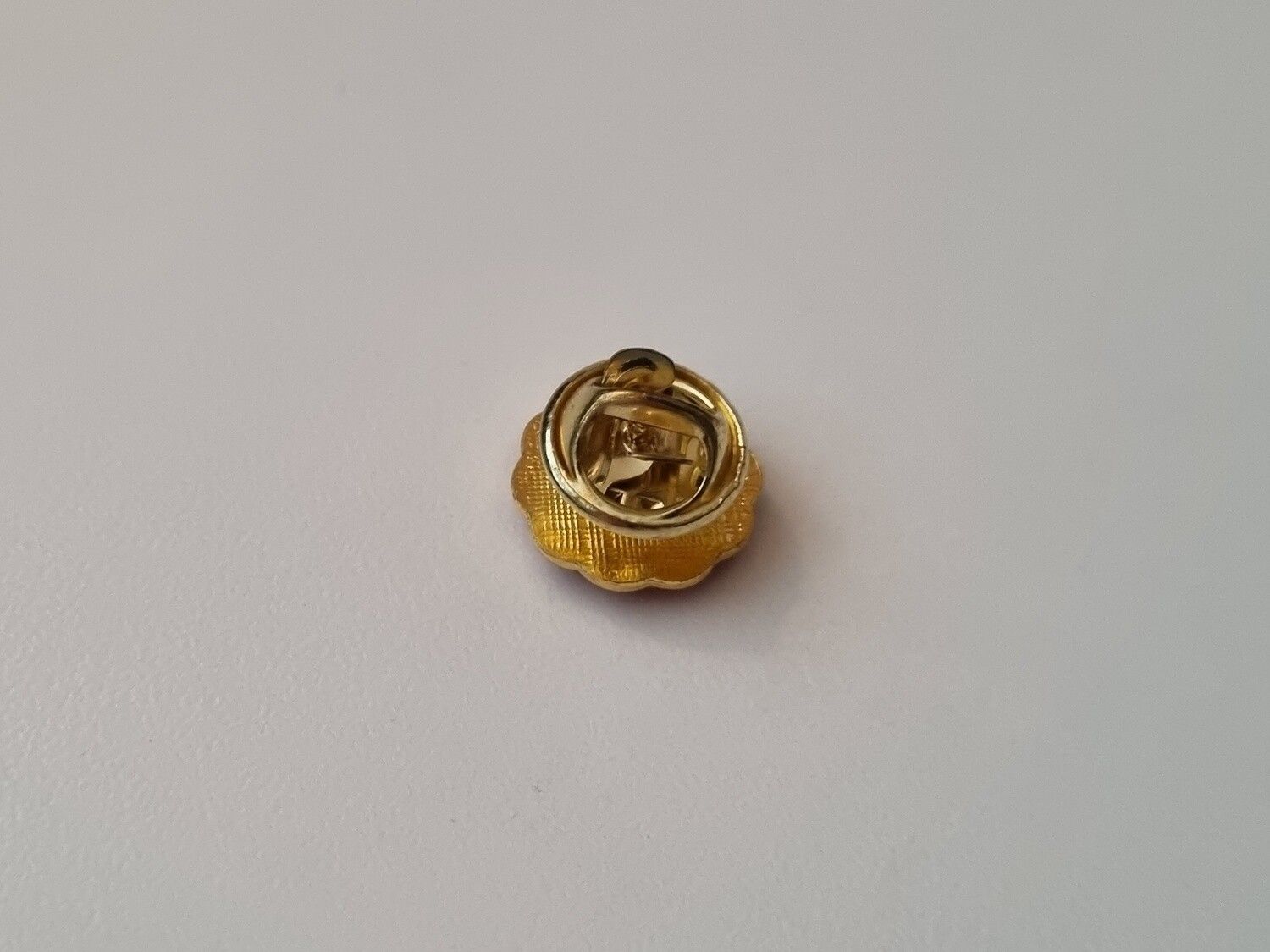 Pin röd blomma