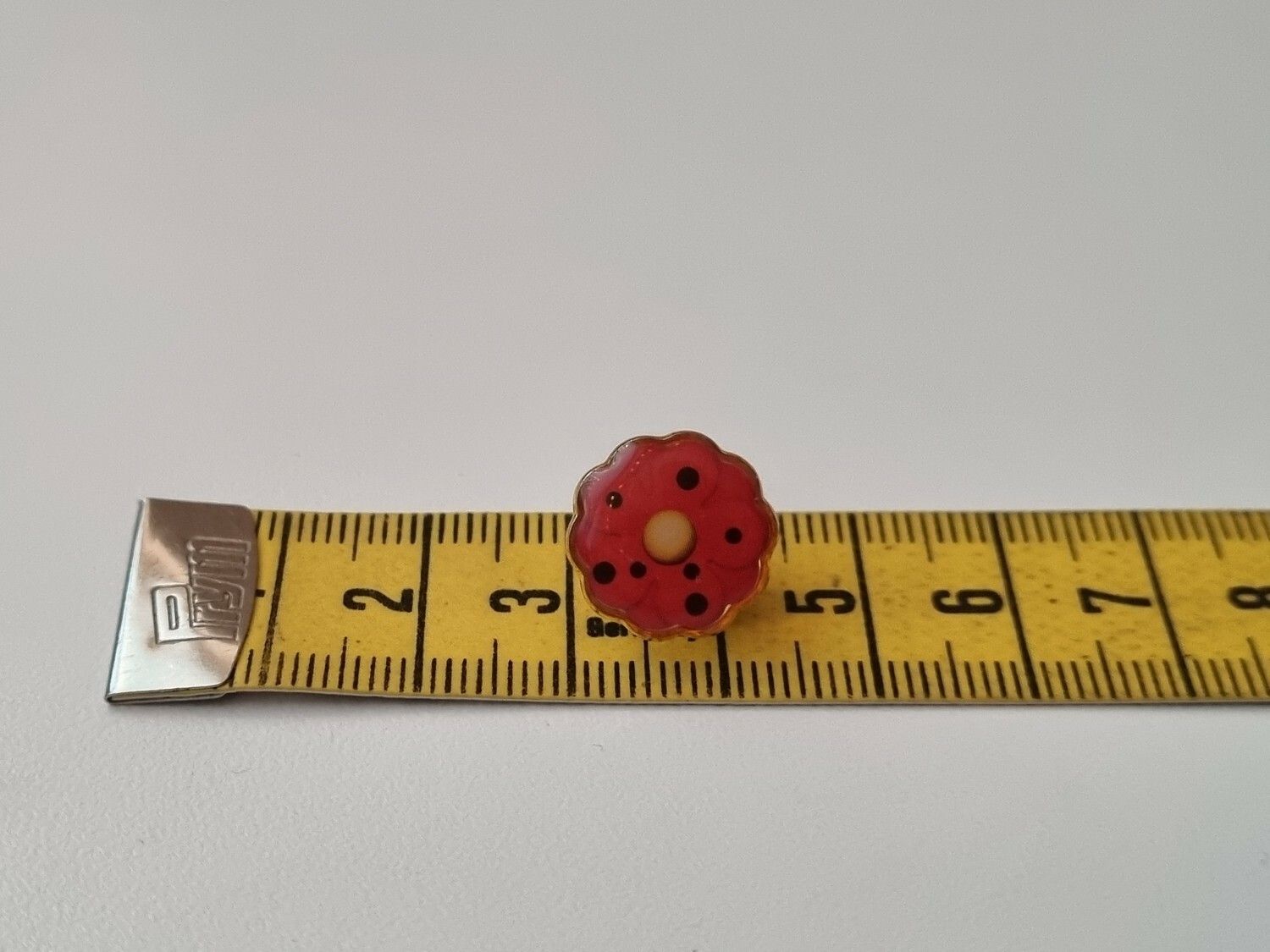 Pin röd blomma