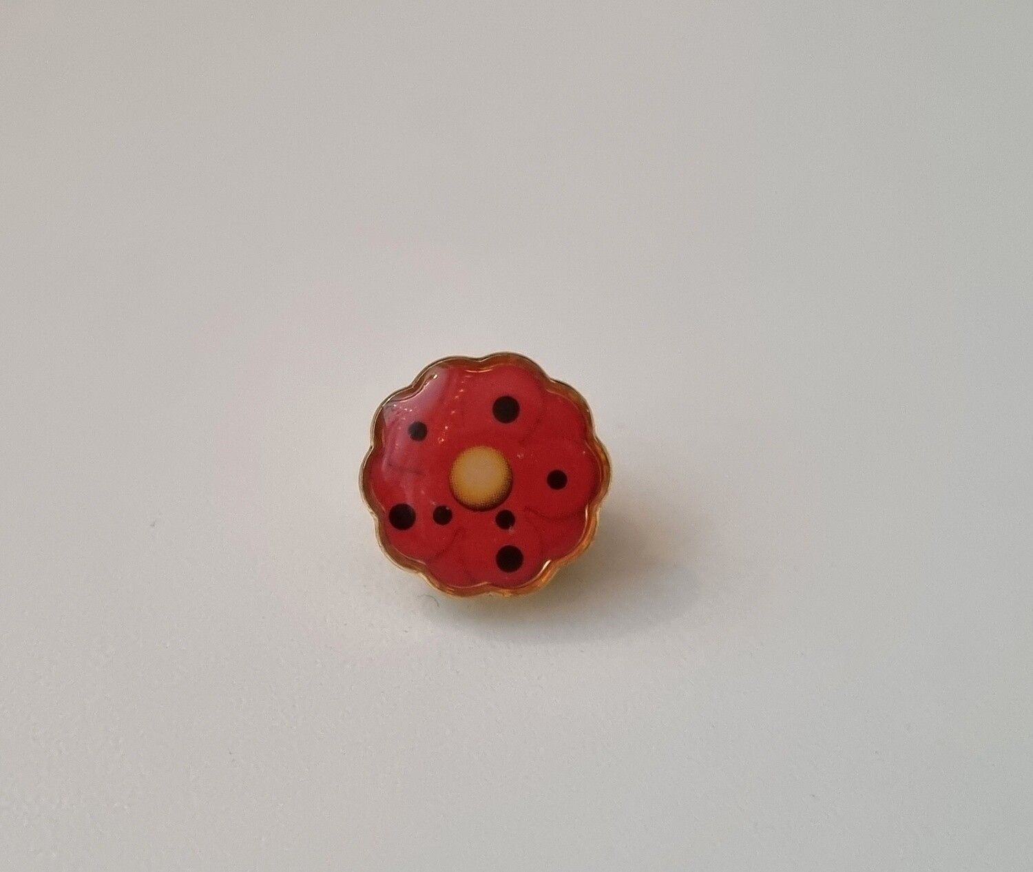 Pin röd blomma