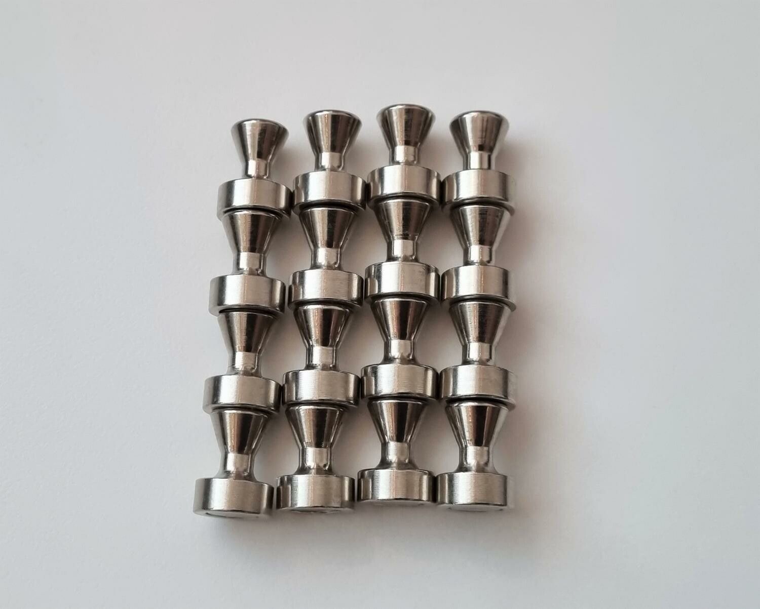 16 st Neodymium magneter Push Pins (ca 1/2 kg lyftkraft)