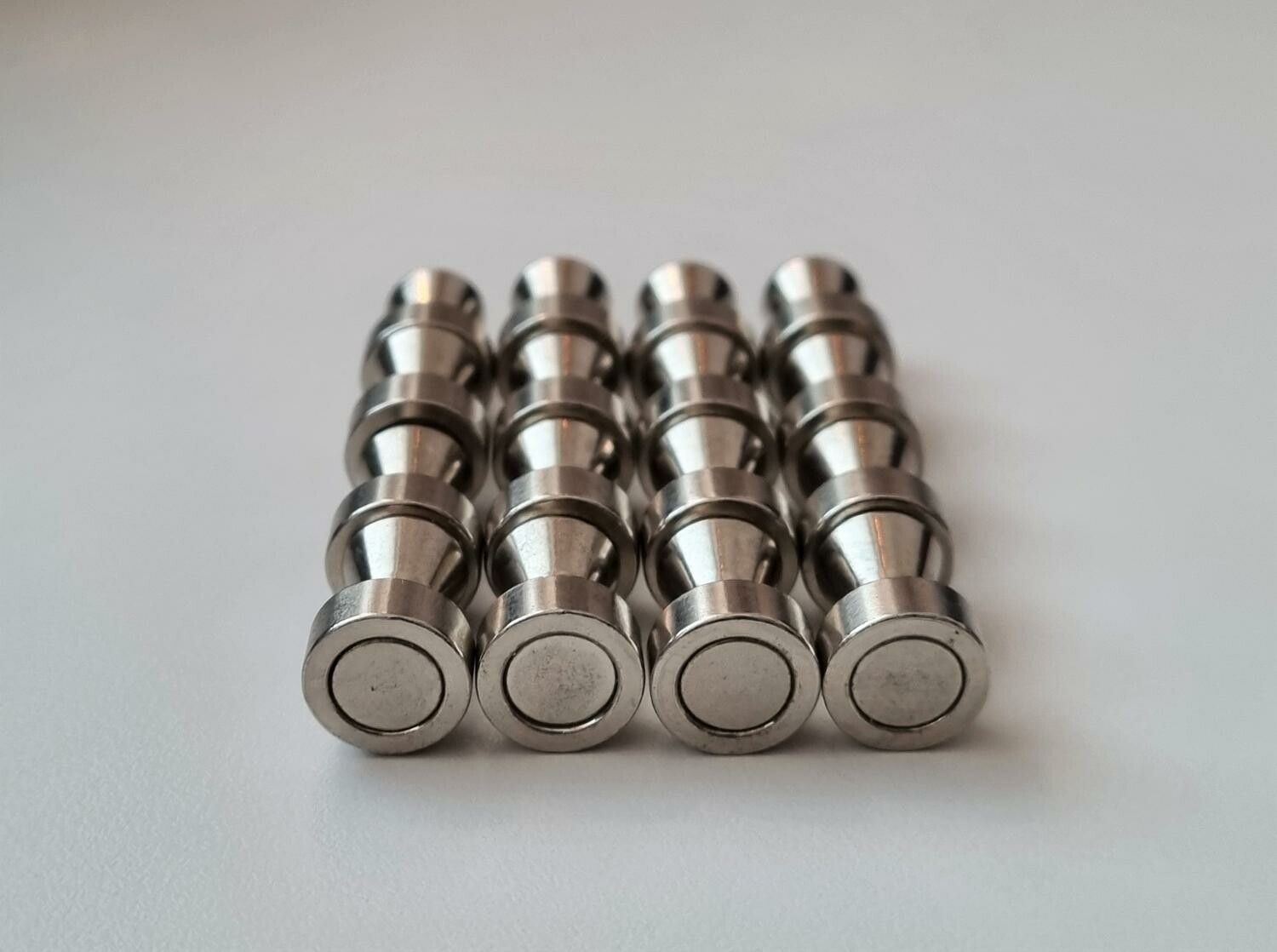 16 st Neodymium magneter Push Pins (ca 1/2 kg lyftkraft)