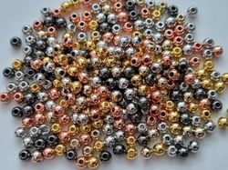 300 st pärlor i fyra st varierande färger (4 mm)