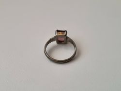 Ring med rosa sten