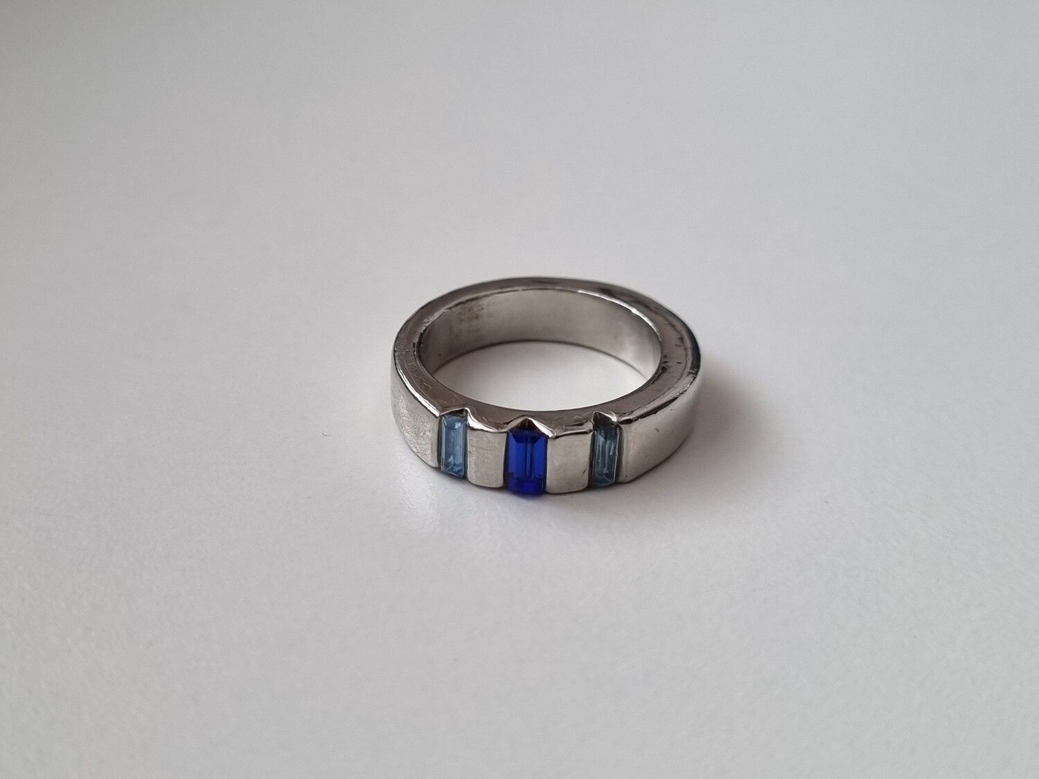 Ring med tre stenar