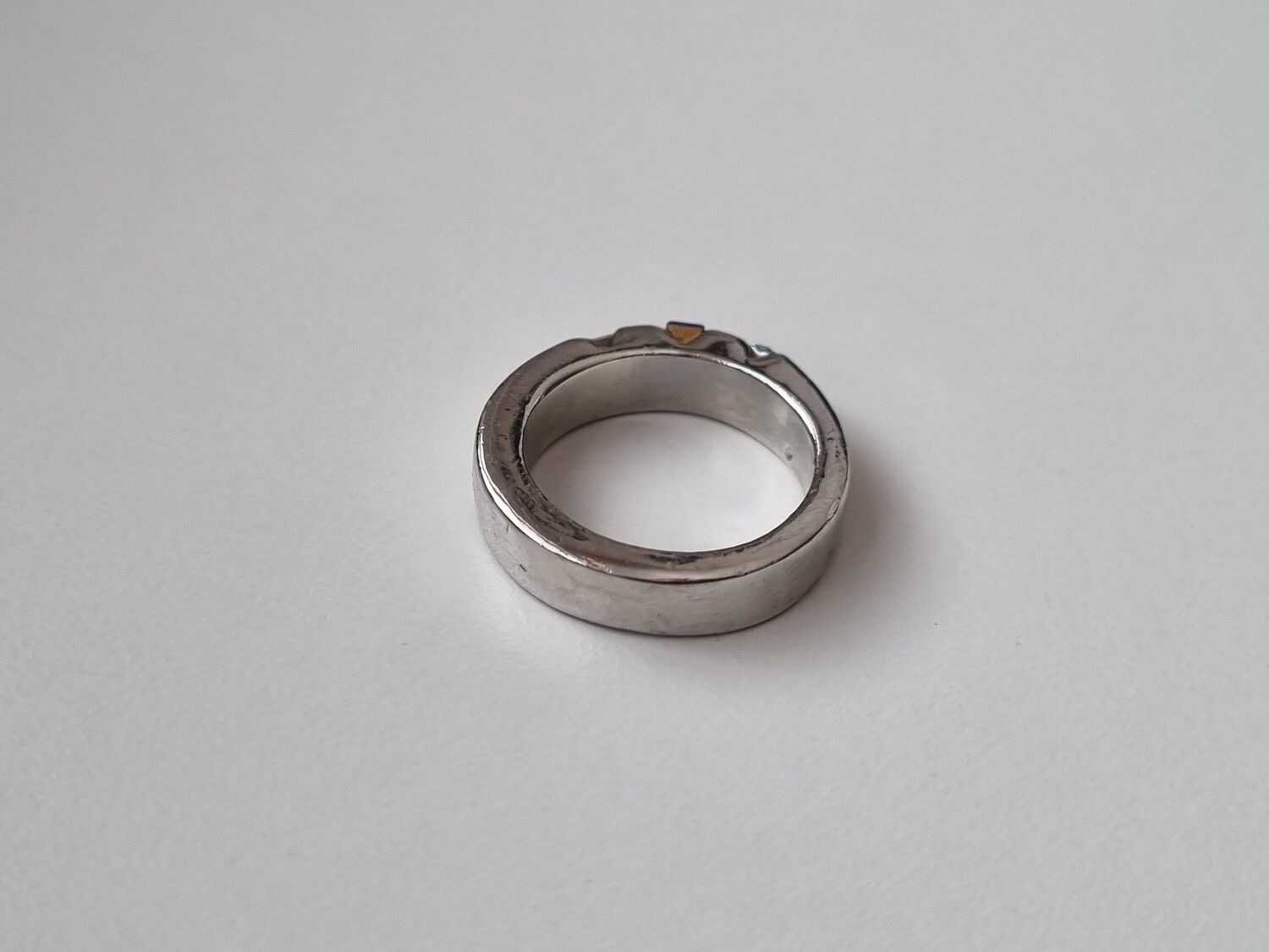 Ring med tre stenar