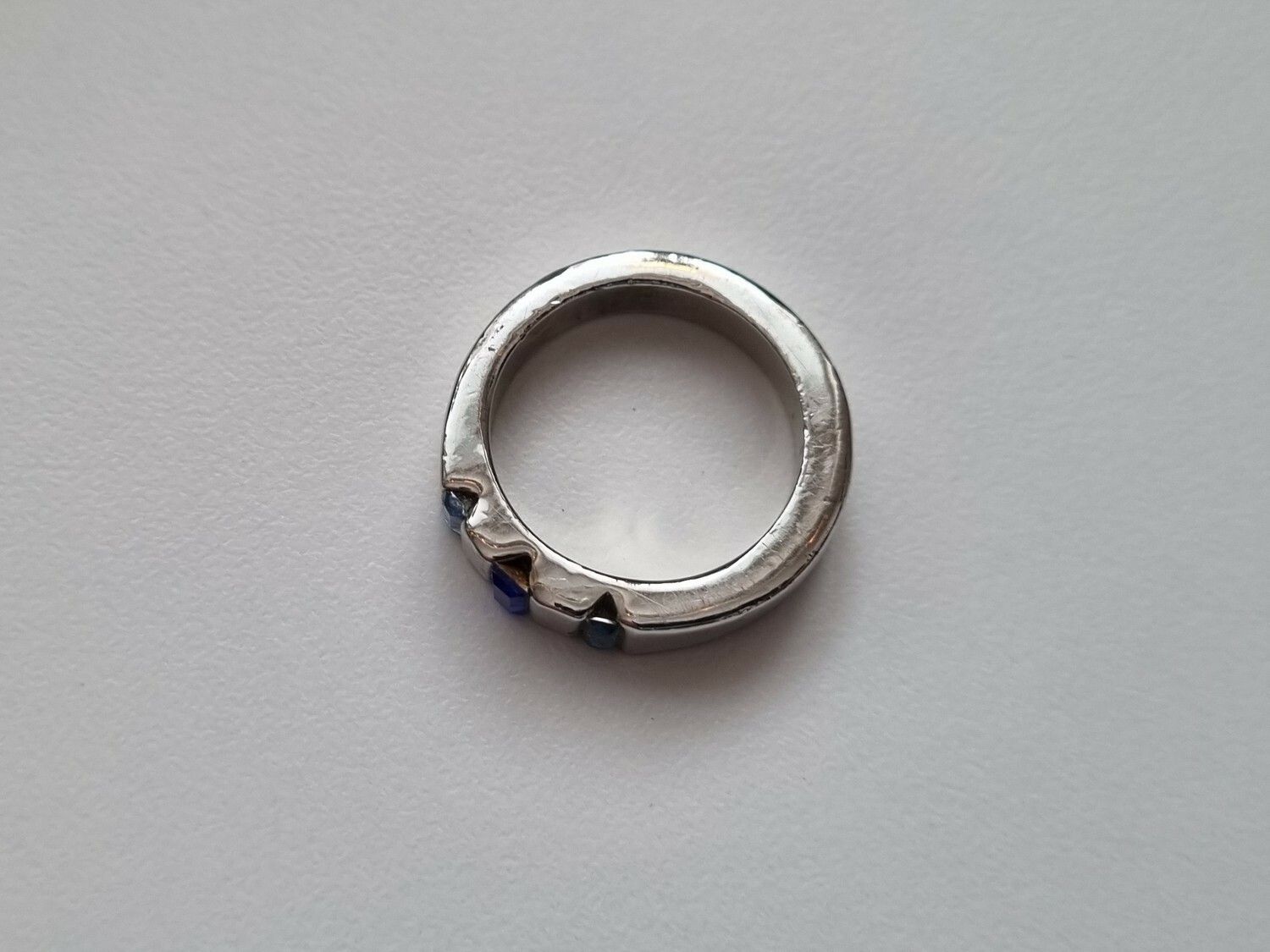 Ring med tre stenar