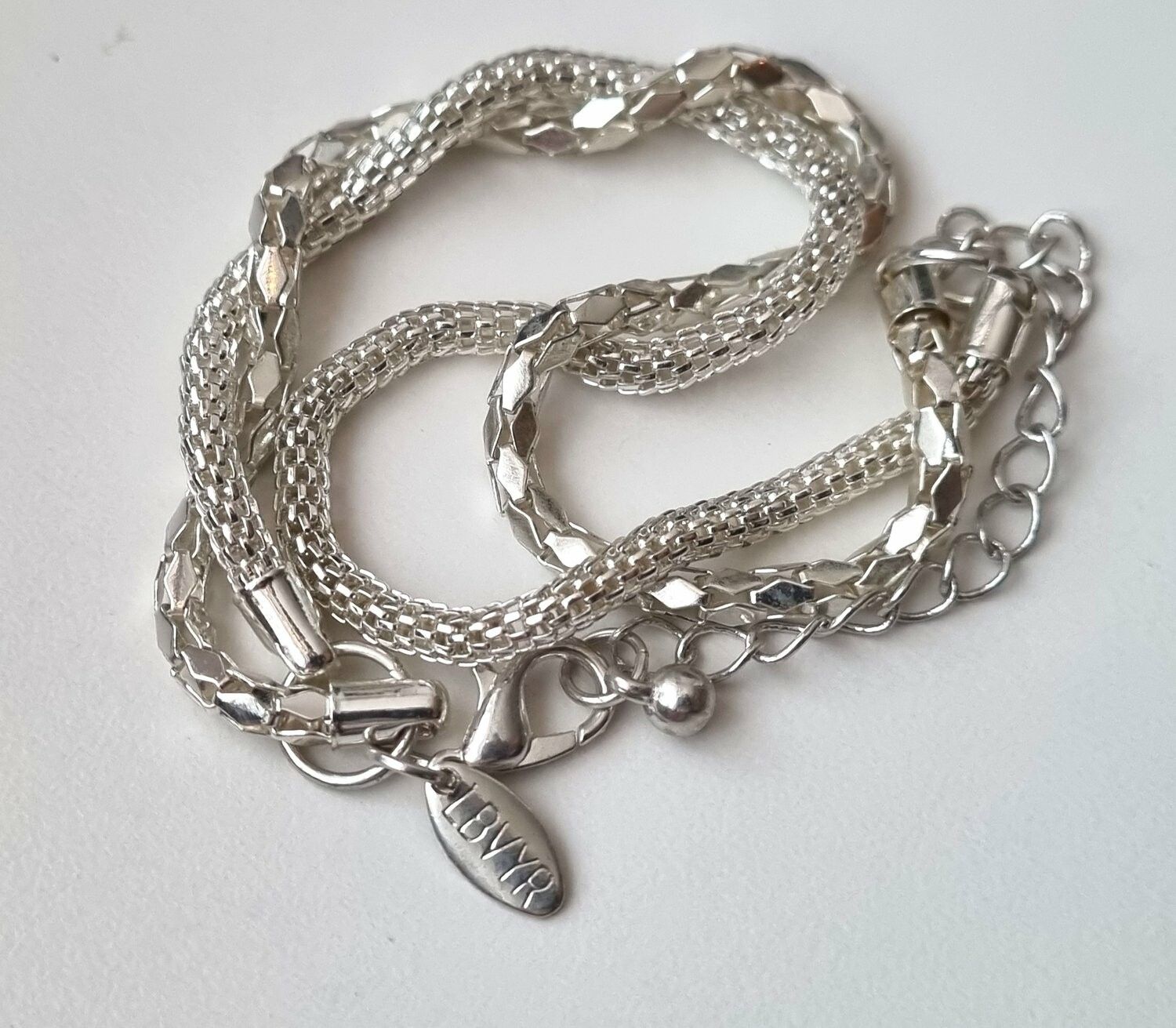 Silverfärgat armband med berlock LBVYR