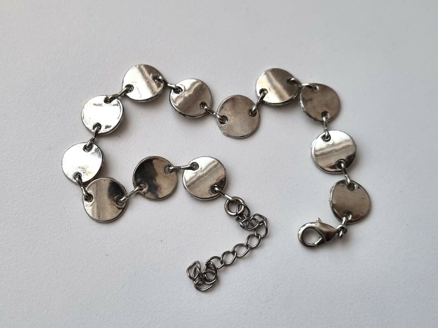 Silvrigt armband med runda brickor