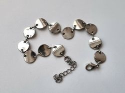Silvrigt armband med runda brickor