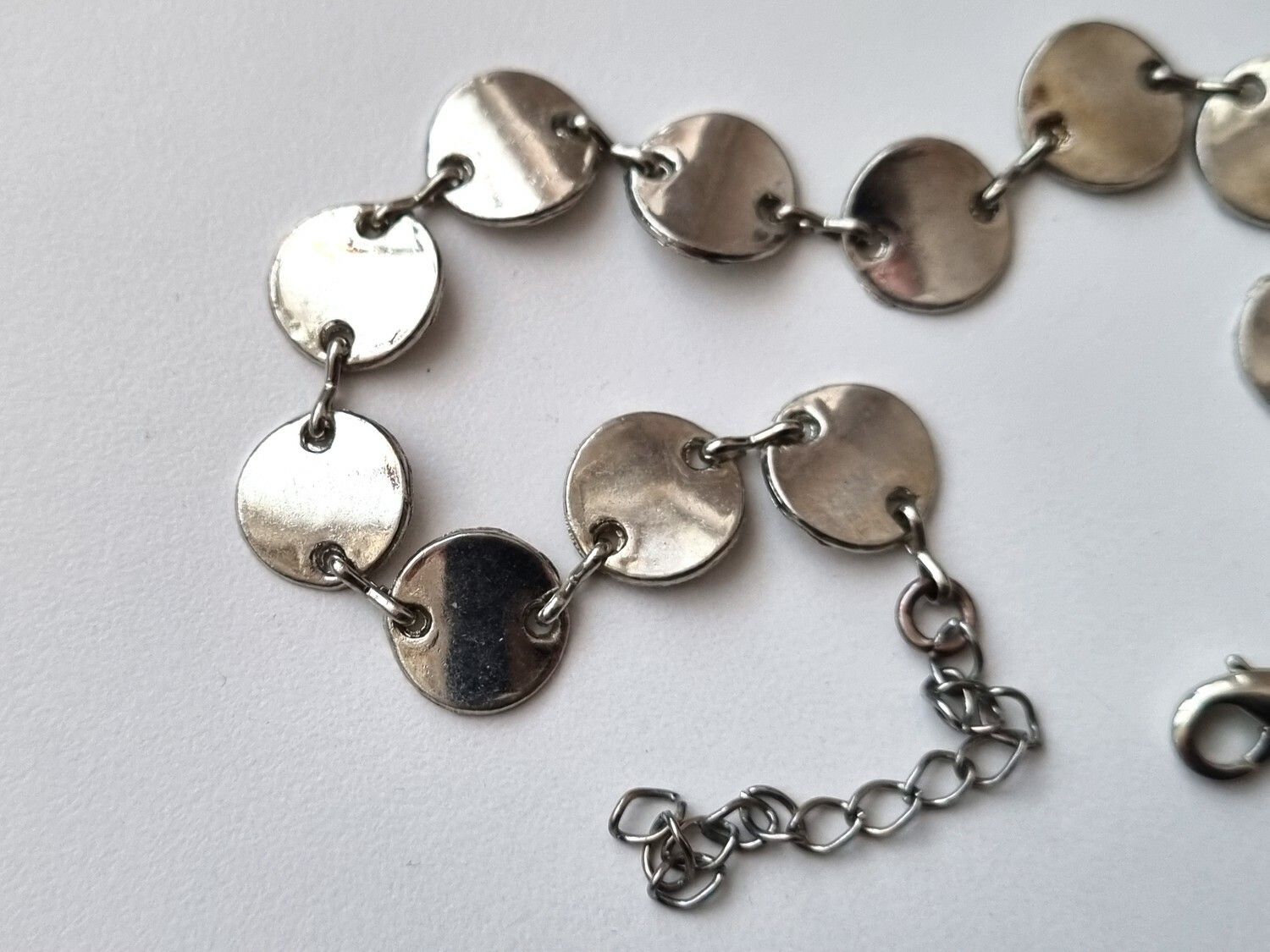 Silvrigt armband med runda brickor