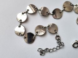 Silvrigt armband med runda brickor
