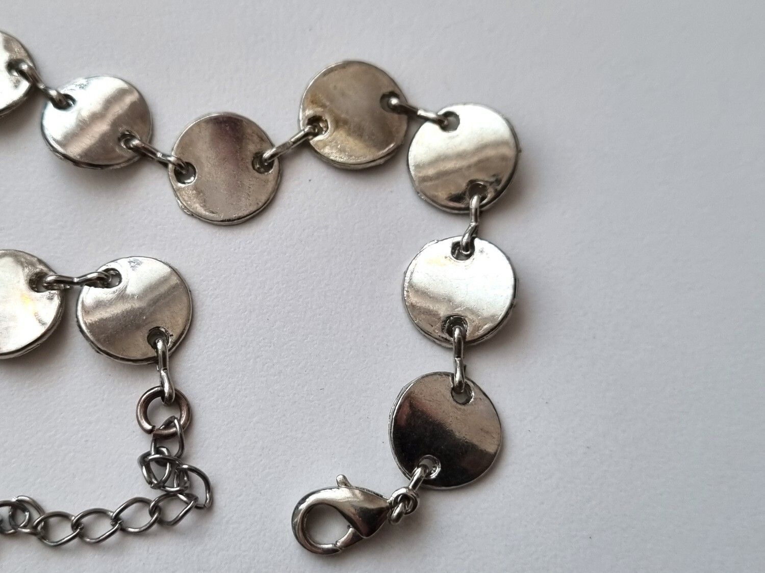 Silvrigt armband med runda brickor